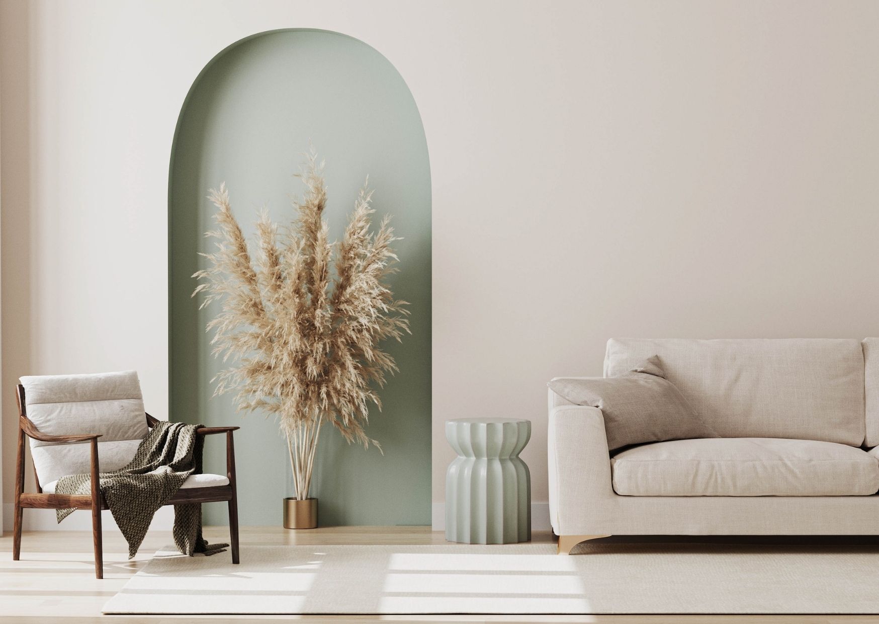 Salon avec arche peinte en vert sauge et mobilier beige, exemple de couleurs tendances 2026
