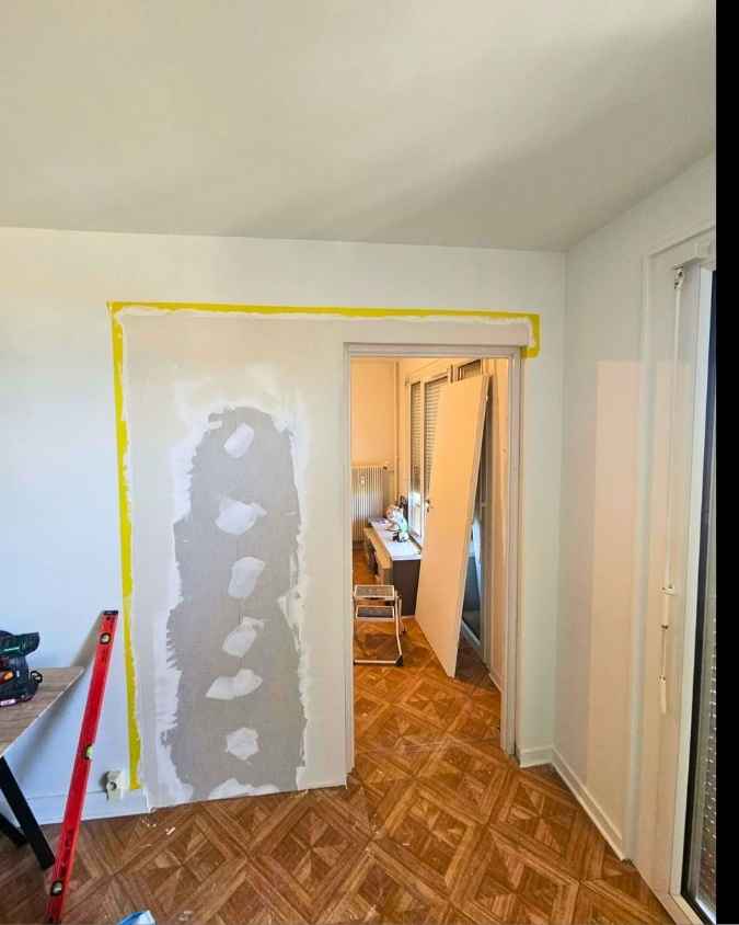 Cloison en plaque de plâtre avec joints enduits et bâti de porte en Valais – Avram Renov