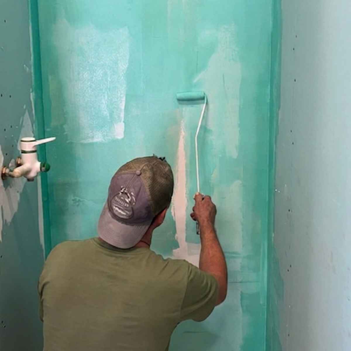 Application d'une peinture d'étanchéité en salle de bain à Ollon par Avram Renov