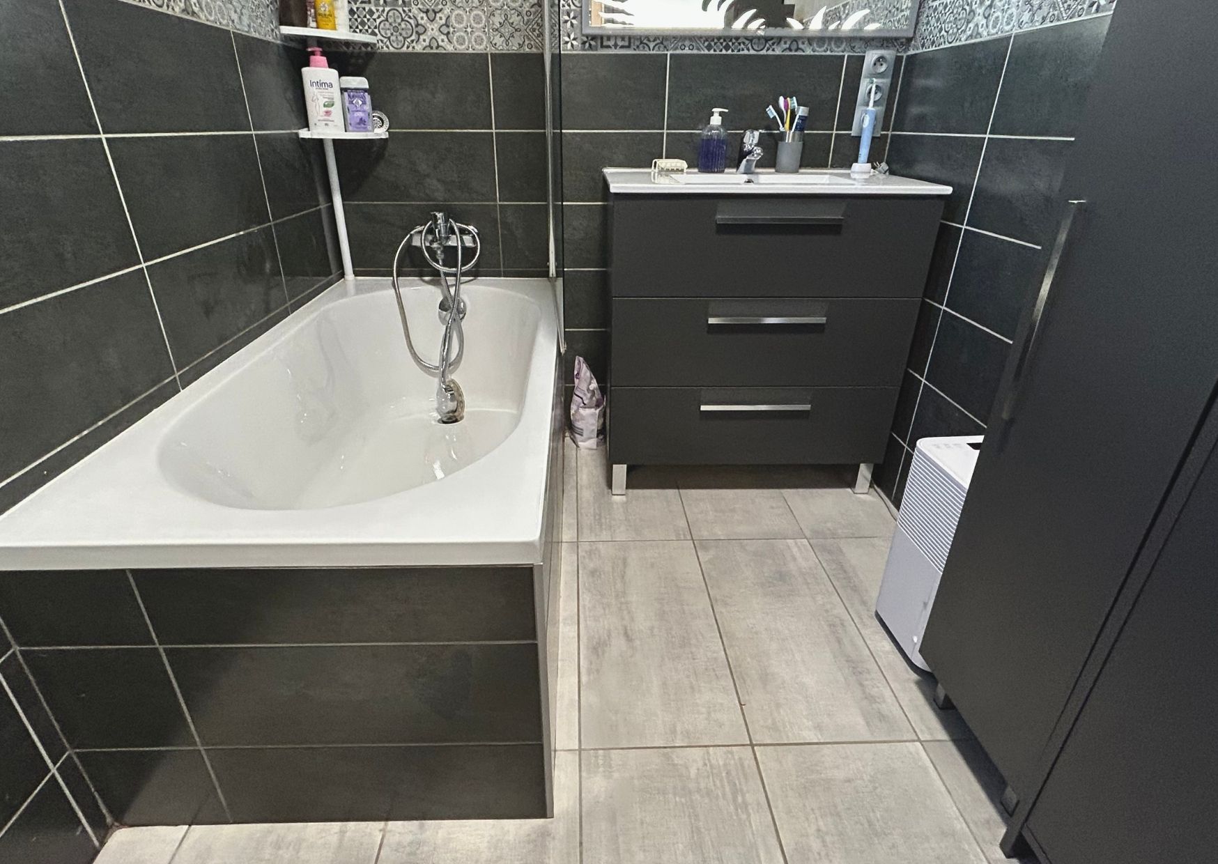 Rénovation salle de bain Aigle avec baignoire et carrelage anthracite Avram Renov